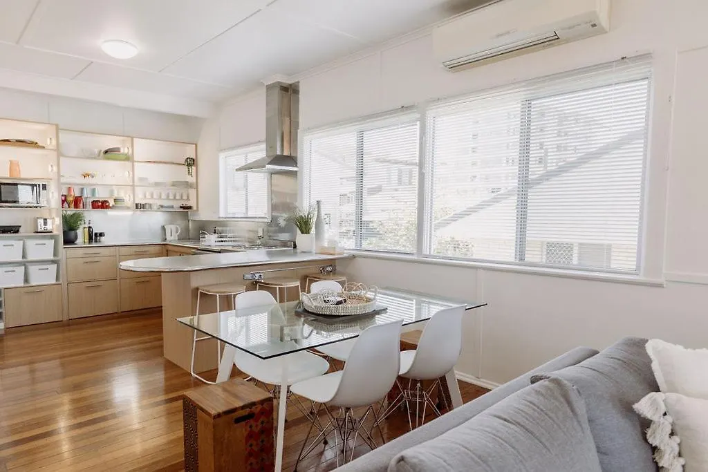 Beachside Pet-Friendly Retreat In Mooloolaba Holiday home